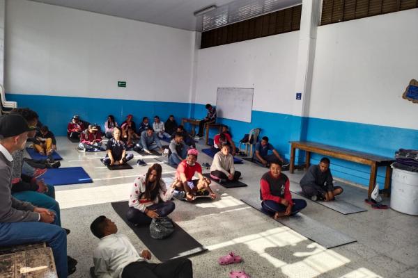 Actividad Cuerpos Serenos, personas practicando yoga