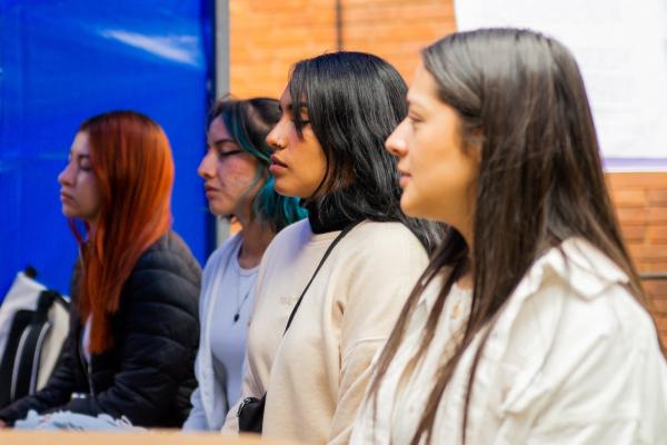Mujeres jóvenes meditando en la Universidad Jorge Tadeo L